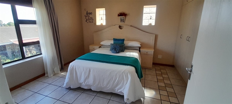 5 Bedroom Property for Sale in Wavecrest Eastern Cape